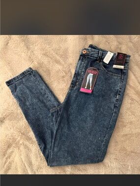 No Boundaries Women’s Ankle Cropped Dark Blue Jeggings